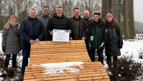Gruppe mit Zertifikat am Aussichtsturm in der Kyritz-Ruppiner-Heide