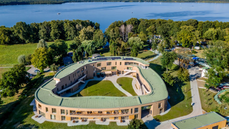 Luftaufnahme des Hotelgebäudes am Seeufer