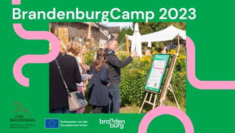 Titelfoto BrandenburgCamp zeigt menschen die sich mit dem Handy vor auf einem Aufsteller platzieren und Augmented Reality ausprobieren