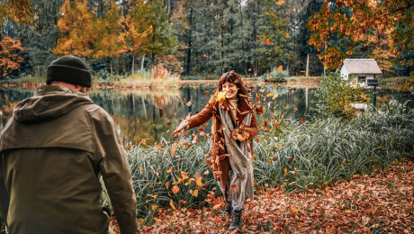 Paar beim Herbstspaziergang im Spreewald