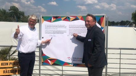 Foto von den beiden Herren bei der Unterzeichnung der Erklärung