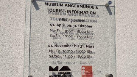 Hausschild mit Öffnungszeiten Museum und Touristinformation Angermünde
