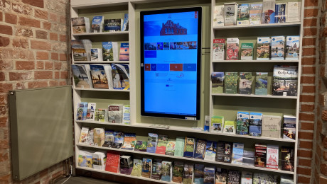 Blick auf die Prospektwand mit integriertem digitalem Bildschirm Touristinformation Burg Storkow