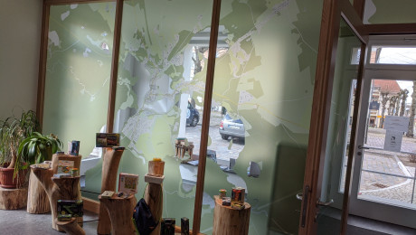 Glaswandgestaltung mit Landkartenmotiven in der Touristinformation in Lychen