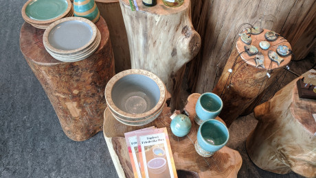 Verkaufsartikel auf Baumstämmen präsentiert in der Touristinformation in Lychen