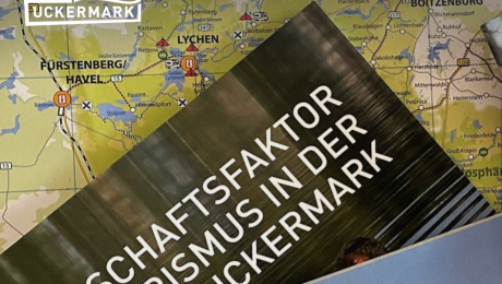 Foto von einer Uckermark-Landkarte, wo eine Broschüre drüber liegt