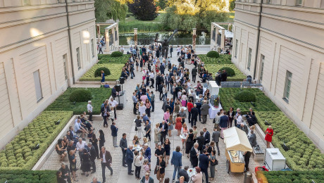 viele Menschen bei Veranstaltung im Außenbereich des Museum Barberini, Potsdam
