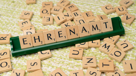 Scrabble-Steine mit dem Wort Ehrenamt