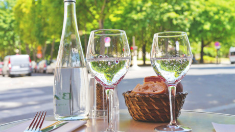 Wasserflasche und 2 Gläser auf einem Restauranttisch