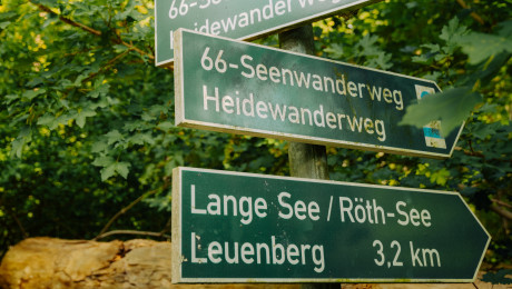 Foto von Wegweiser am 66 Seen Weg